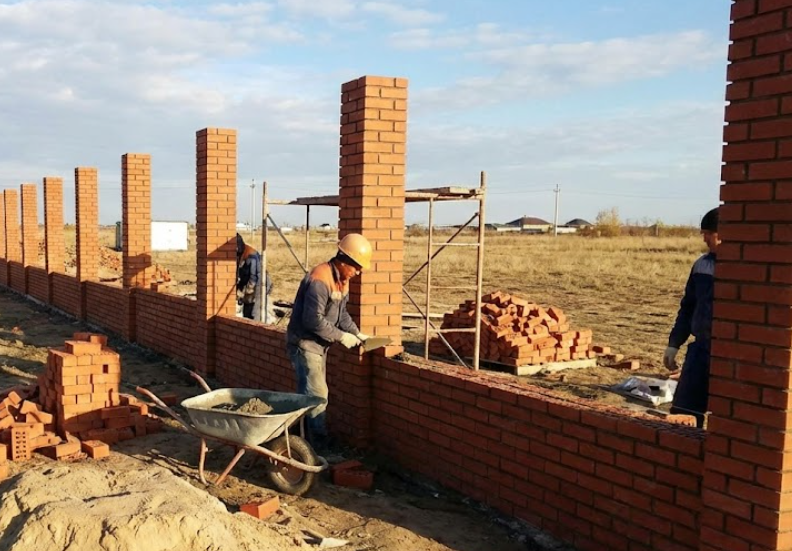 Какой кирпич лучше для столбов забора
